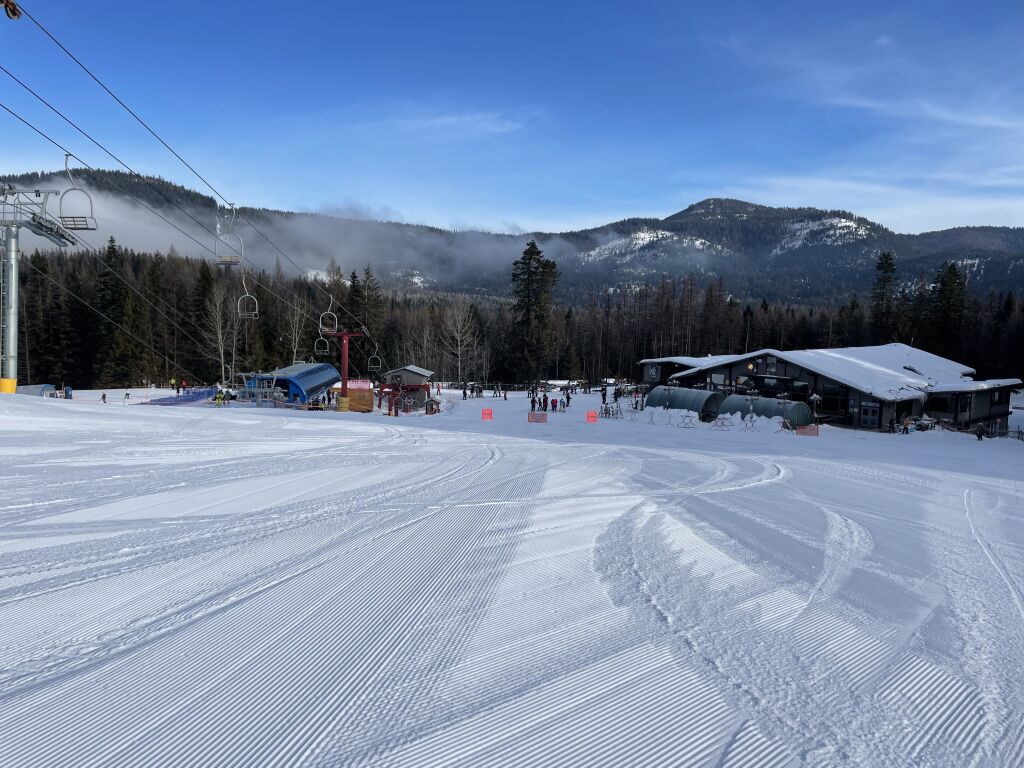 Small base lodge at 49° North, January 2022